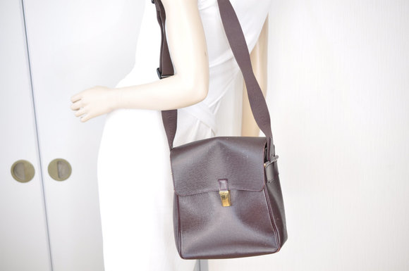 LOUIS VUITTON Yaranga Shoulder Bag - Picture 7 of 16